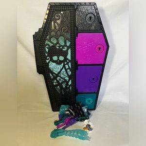 Monster High Skulltimate Secrets Neon Frights Twyla Locker & Accessories